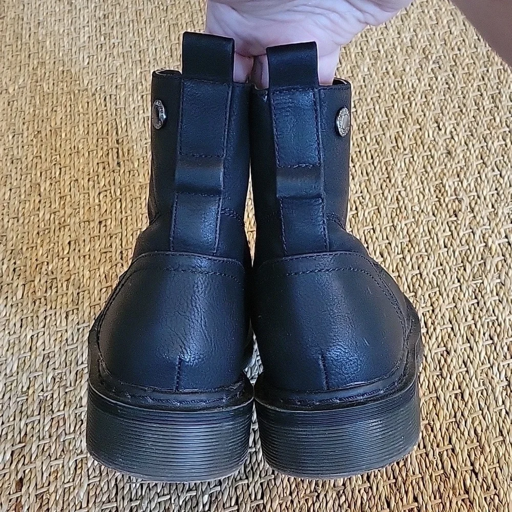 DREAM PAIRS black boots with zipper on the side.  Size 6.